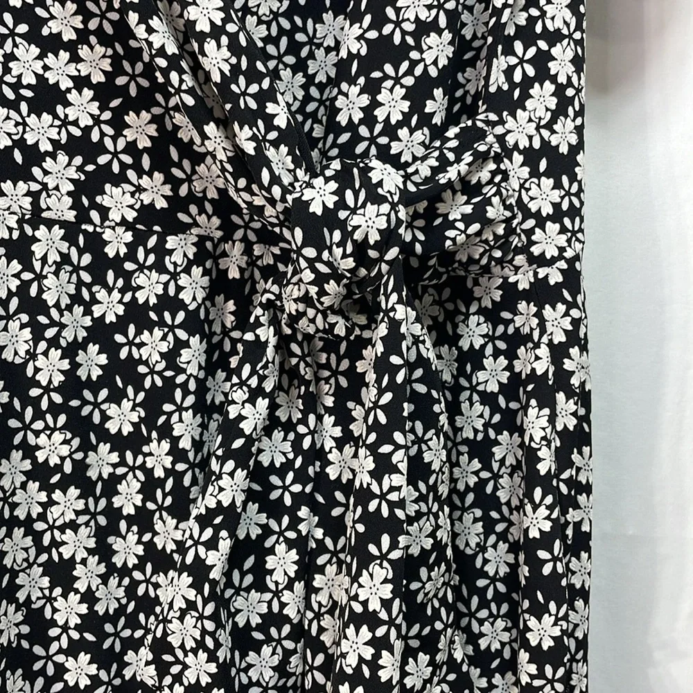 🧳 Signature by Robbie Bee black and white textural floral faux wrap dress - Picture 4 of 5